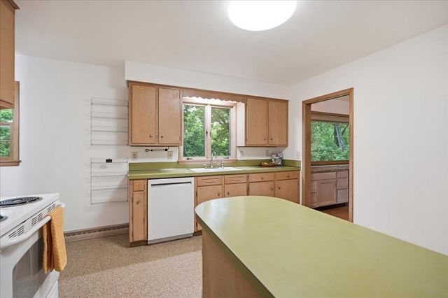 6105 Queens Way, Monona, WI 53716