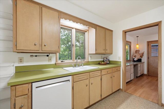 6105 Queens Way, Monona, WI 53716