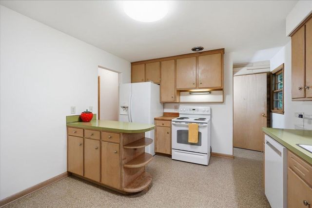 6105 Queens Way, Monona, WI 53716