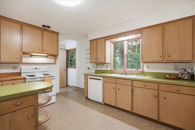 6105 Queens Way, Monona, WI 53716