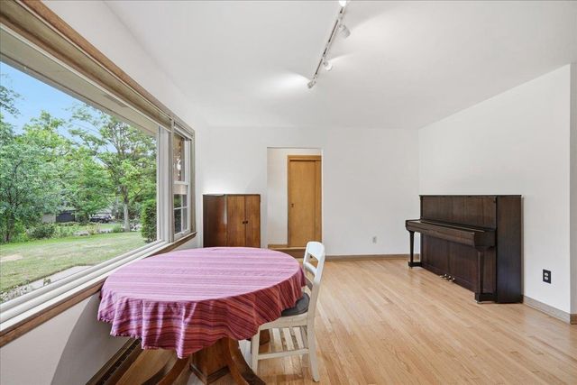 6105 Queens Way, Monona, WI 53716