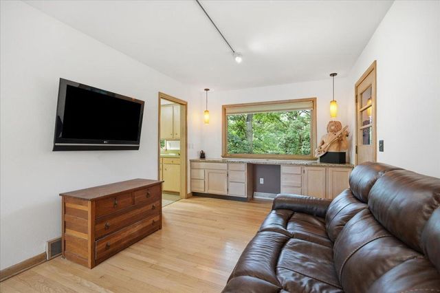 6105 Queens Way, Monona, WI 53716