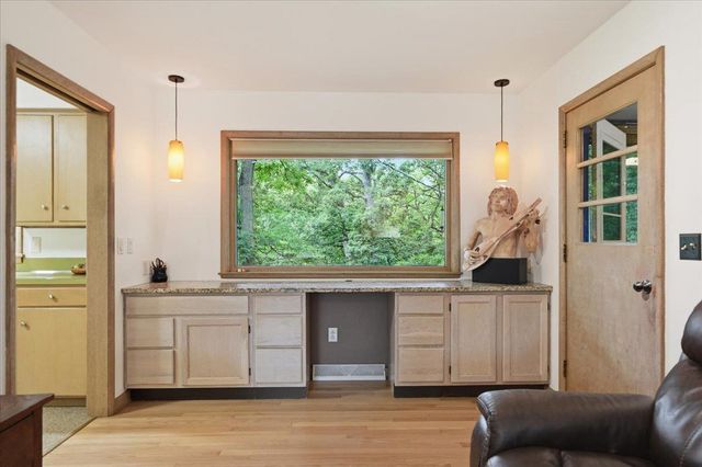 6105 Queens Way, Monona, WI 53716
