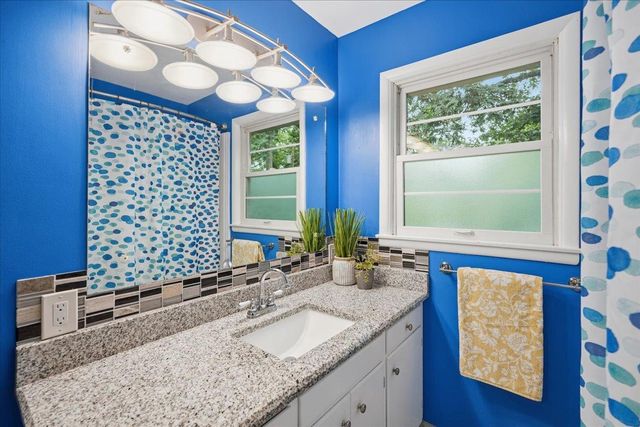 6105 Queens Way, Monona, WI 53716