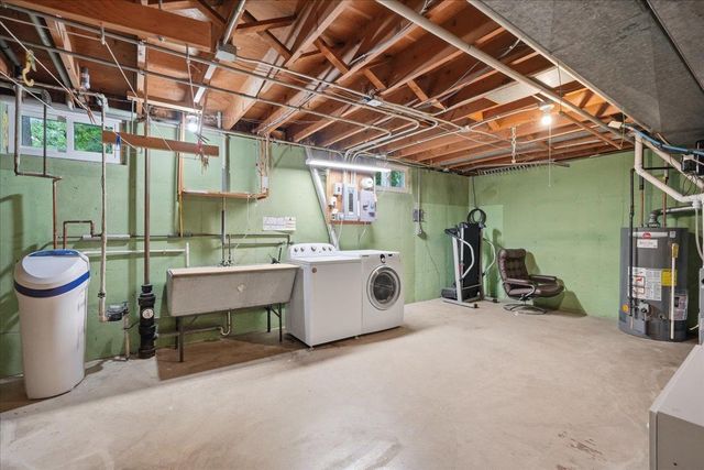 6105 Queens Way, Monona, WI 53716