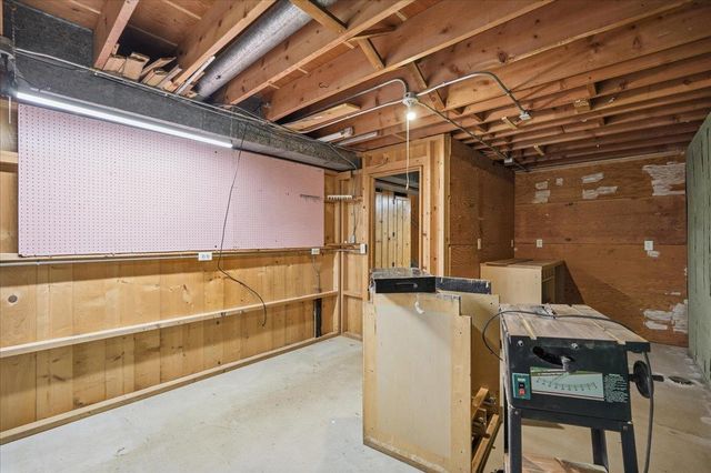 6105 Queens Way, Monona, WI 53716