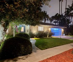 250 Bucknell Rd, Costa Mesa, CA 92626