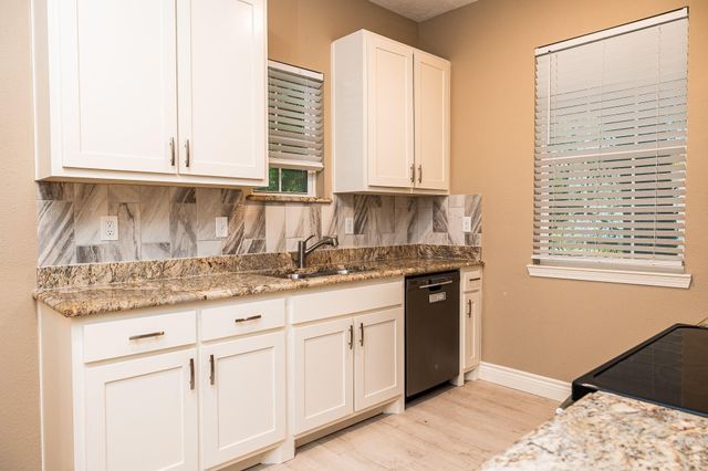 1306 S Austin Street, Brenham, TX 77833