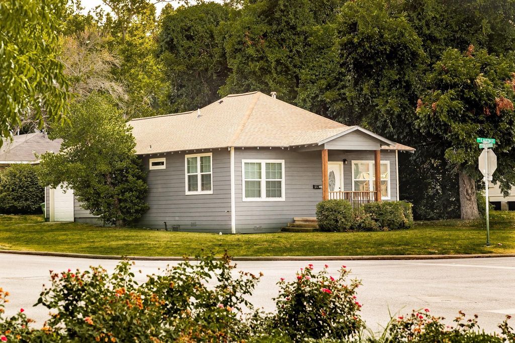1306 S Austin Street, Brenham, TX 77833