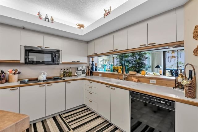 2110 HARBOURSIDE DRIVE 523, Longboat Key, FL 34228