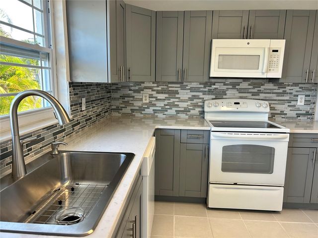 8611 51ST AVENUE W, Bradenton, FL 34210