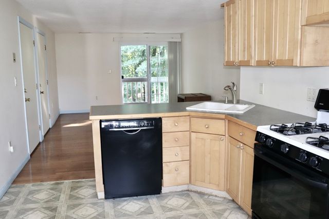 38 Walker St 12, Lowell, MA 01854