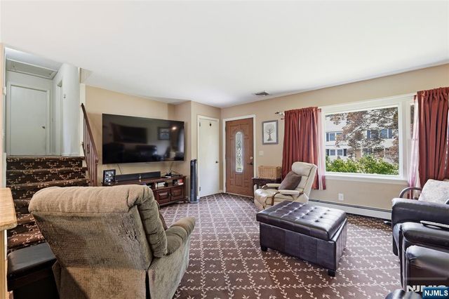 17 Van Court, Waldwick, NJ 07463