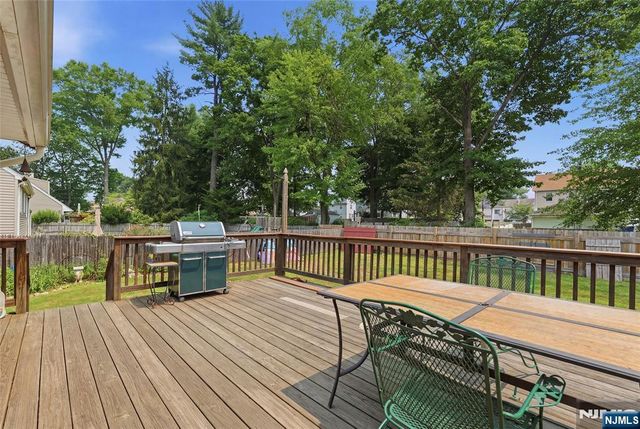 17 Van Court, Waldwick, NJ 07463