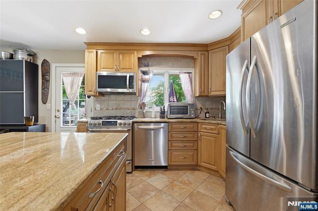 17 Van Court, Waldwick, NJ 07463