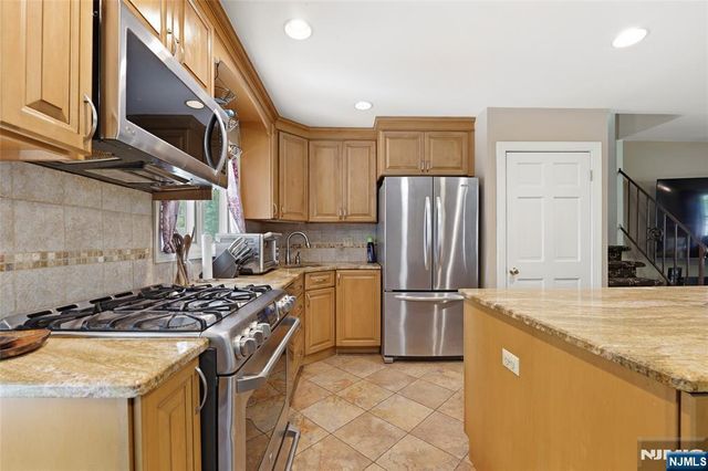 17 Van Court, Waldwick, NJ 07463