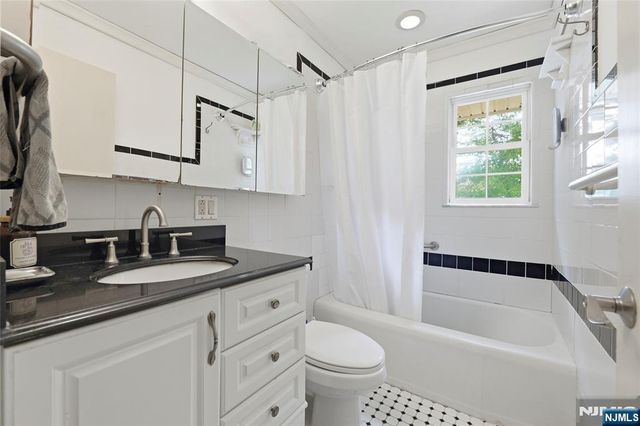 17 Van Court, Waldwick, NJ 07463