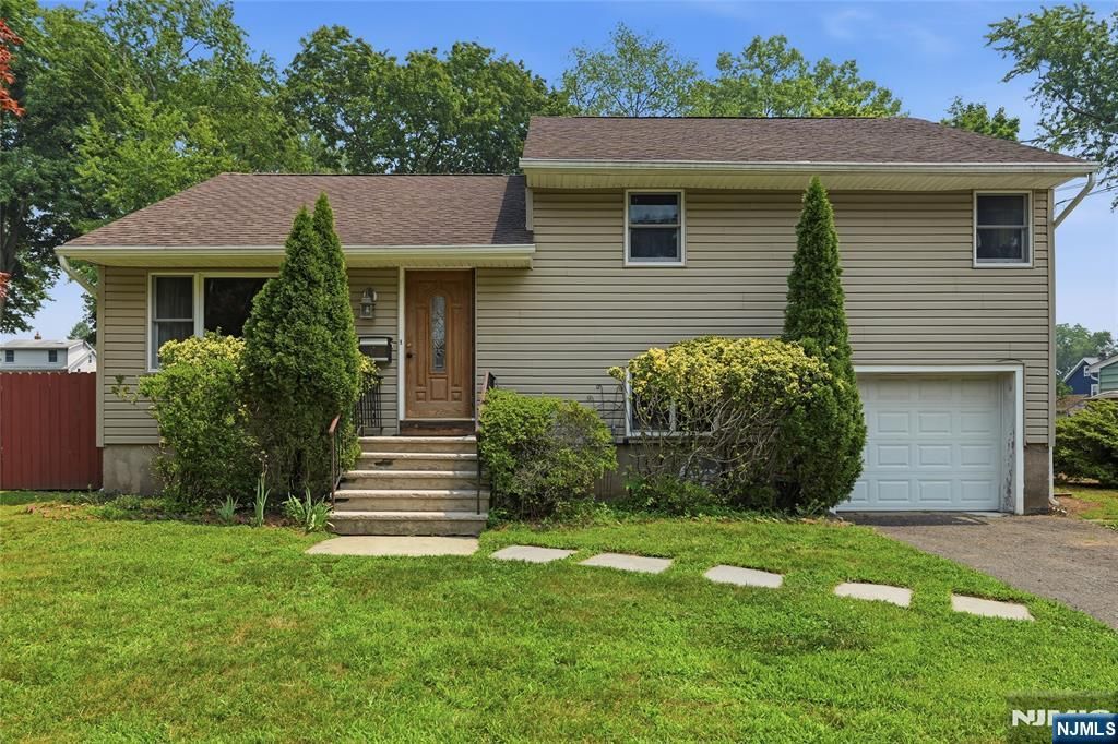 17 Van Court, Waldwick, NJ 07463