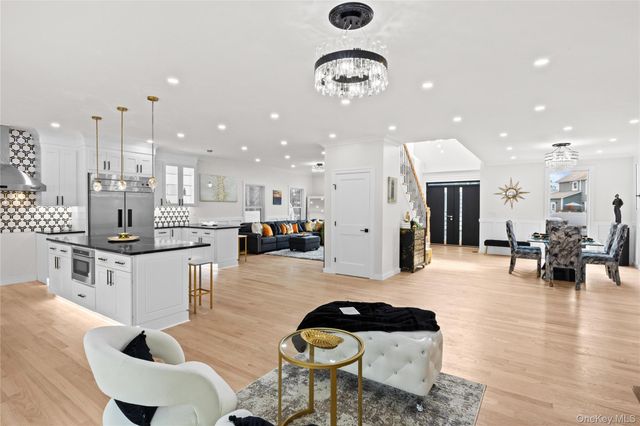 172 Choir Lane, Westbury, NY 11590