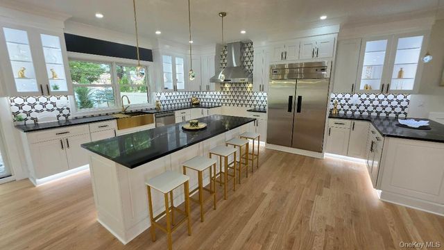 172 Choir Lane, Westbury, NY 11590
