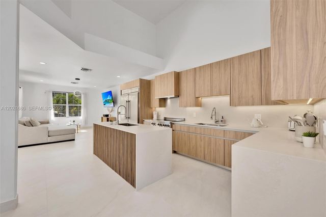 2940 NE 164th St, North Miami Beach, FL 33160