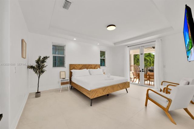 2940 NE 164th St, North Miami Beach, FL 33160