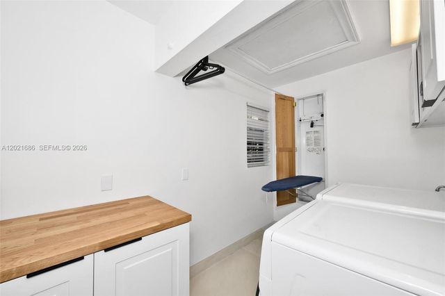 2940 NE 164th St, North Miami Beach, FL 33160