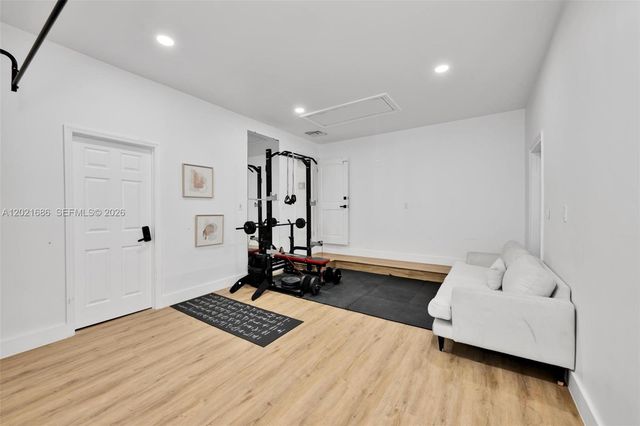 2940 NE 164th St, North Miami Beach, FL 33160