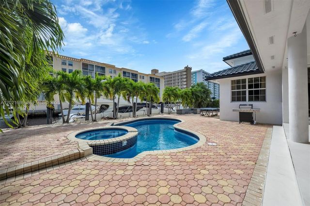 2940 NE 164th St, North Miami Beach, FL 33160