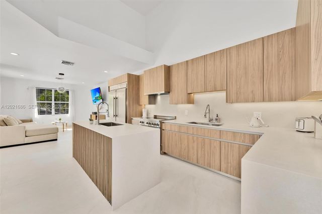2940 NE 164th St, North Miami Beach, FL 33160