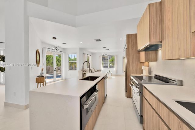 2940 NE 164th St, North Miami Beach, FL 33160