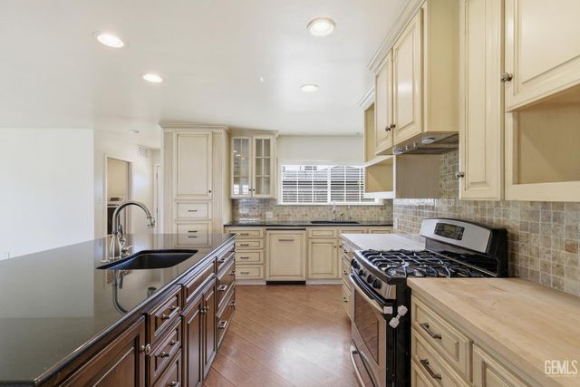 6606 Desmond Avenue, Bakersfield, CA 93308