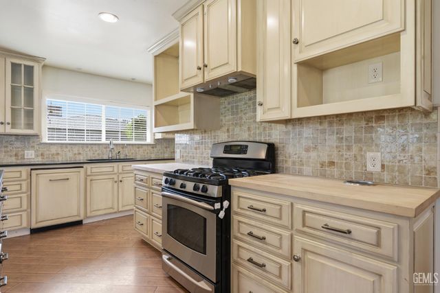 6606 Desmond Avenue, Bakersfield, CA 93308
