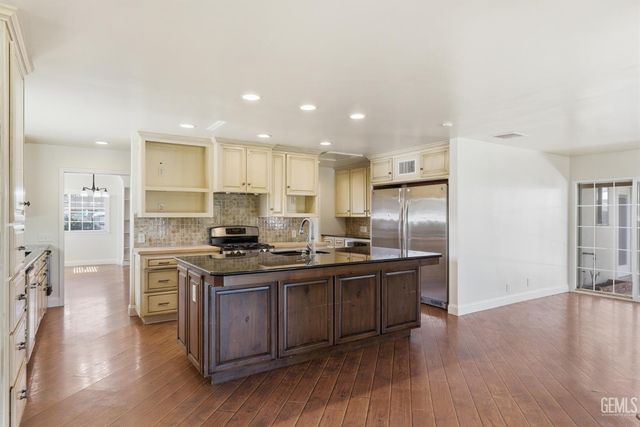 6606 Desmond Avenue, Bakersfield, CA 93308