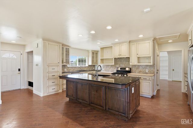 6606 Desmond Avenue, Bakersfield, CA 93308