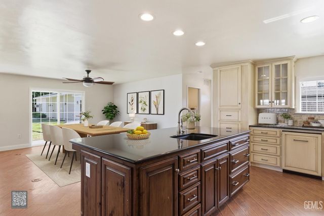 6606 Desmond Avenue, Bakersfield, CA 93308