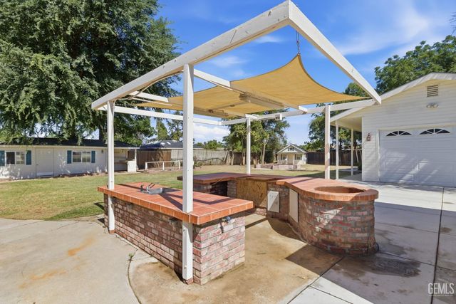 6606 Desmond Avenue, Bakersfield, CA 93308