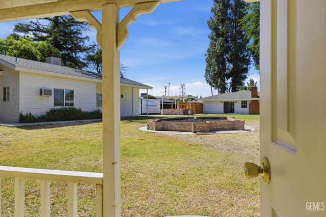 6606 Desmond Avenue, Bakersfield, CA 93308