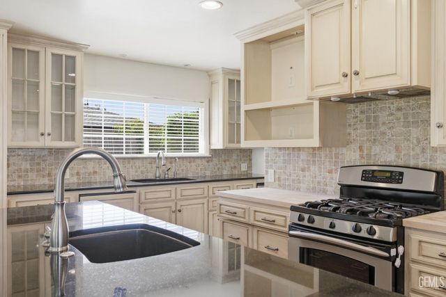 6606 Desmond Avenue, Bakersfield, CA 93308