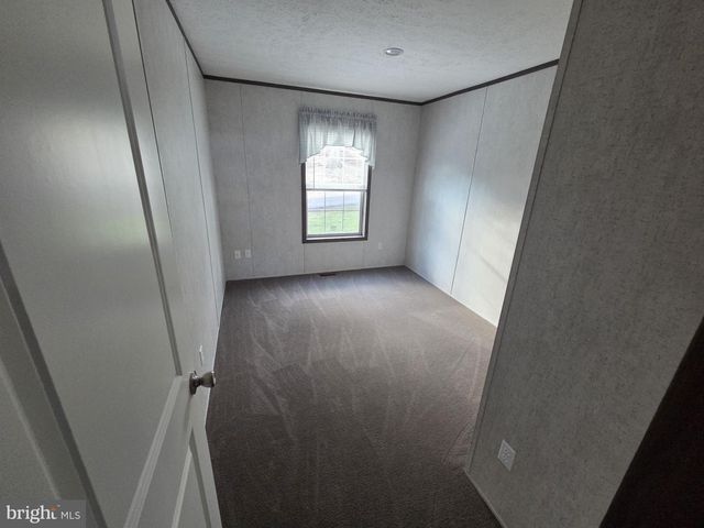 4 WOODEDGE DR, Quakertown, PA 18951