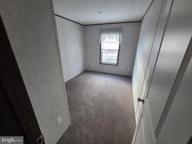 4 WOODEDGE DR, Quakertown, PA 18951