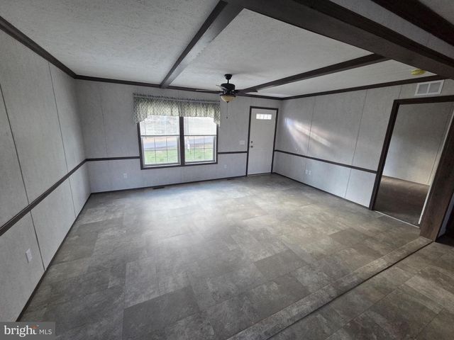 4 WOODEDGE DR, Quakertown, PA 18951