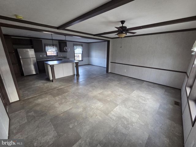 4 WOODEDGE DR, Quakertown, PA 18951