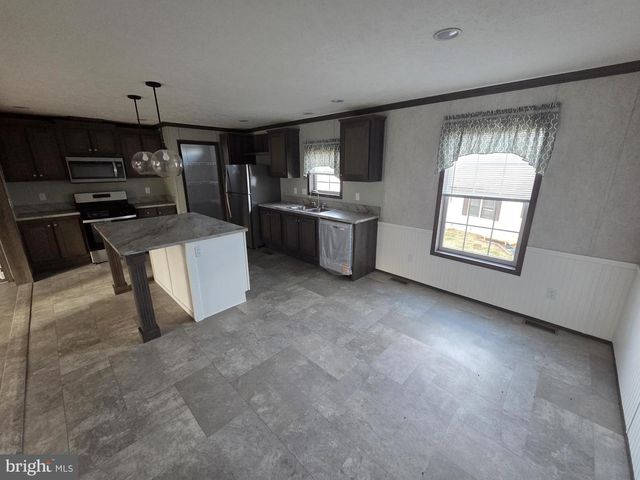 4 WOODEDGE DR, Quakertown, PA 18951