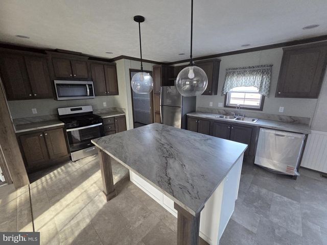 4 WOODEDGE DR, Quakertown, PA 18951