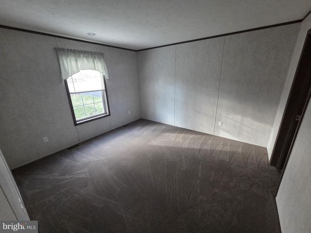 4 WOODEDGE DR, Quakertown, PA 18951