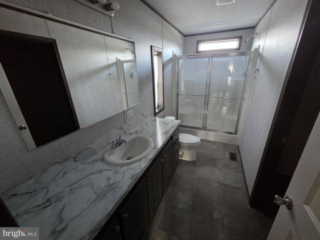 4 WOODEDGE DR, Quakertown, PA 18951