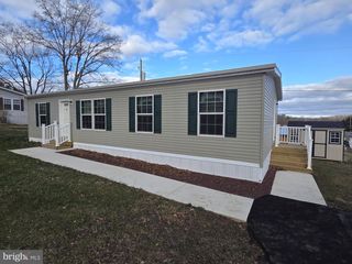 4 WOODEDGE DR, Quakertown, PA 18951