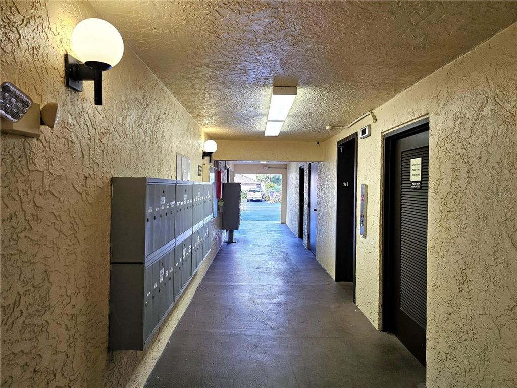 Image 32 of property listing at 425 30TH AVENUE W C206, Bradenton, FL 34205