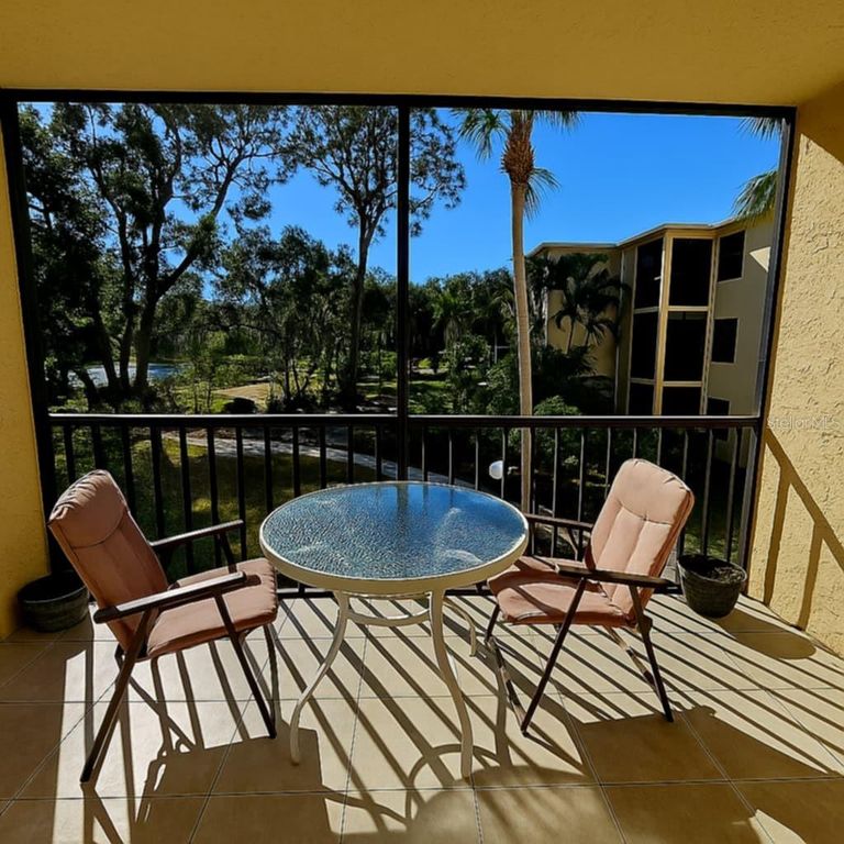 Image 5 of property listing at 425 30TH AVENUE W C206, Bradenton, FL 34205